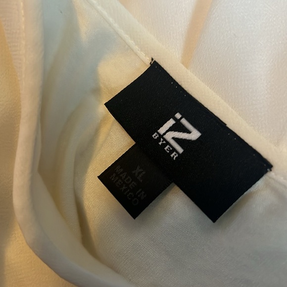 Sleeveless White Blouse - Picture 8 of 8